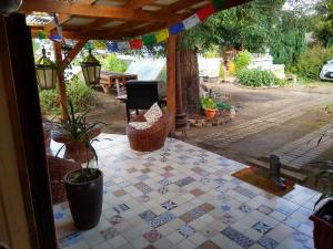 a patio with a tiled floor with a table and a grill at Departamento La Solar in Frutillar