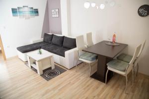 如帕尼亞的住宿－Apartmani Baotić Županja，客厅配有沙发和桌子