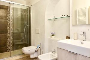 uma casa de banho com um lavatório e um chuveiro. em Casa della Fonte - Self check-in em San Quirico dʼOrcia
