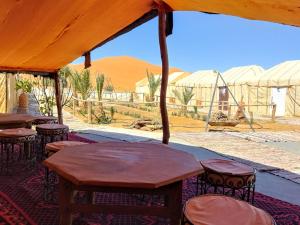 Bazén v ubytování Azalay Luxury Camp Merzouga nebo v jeho okolí