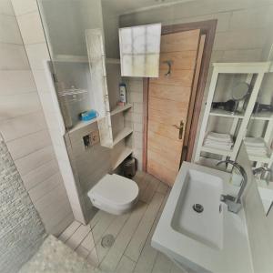 Baño pequeño con aseo y lavamanos en elparaiso-altea Apartment "Sylvia" ADULTS ONLY Bed & Borrel, en Altea