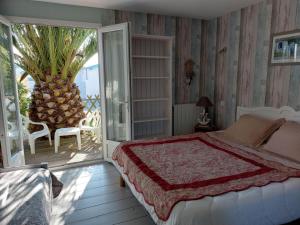 Giường trong phòng chung tại La Villa Vert Marine