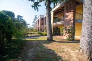 un bâtiment avec un arbre en face dans l'établissement Lato soleggiato @Gardazzurro, à Padenghe sul Garda