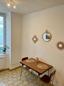 comedor con mesa y espejo en Joli appartement au coeur de ville, en Château-Thierry