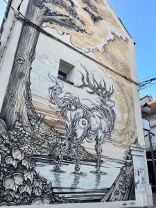 un mural de un caballo en el lateral de un edificio en Joli appartement au coeur de ville, en Château-Thierry