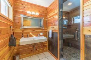 un baño con lavabo y ducha en 1524 Oak Street, en Ouray 26 fotos más