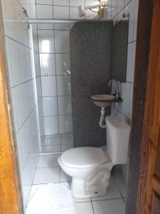 małą łazienkę z toaletą i umywalką w obiekcie Pousada Residencial Benfica w mieście Porto Seguro