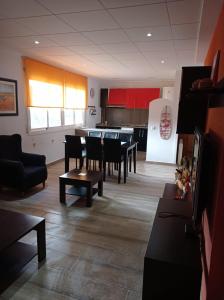 トッサ・デ・マールにあるApartment Tossa Villageのリビングルーム(テーブル、椅子付)、キッチン