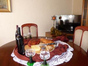 una mesa con una botella de vino, pan y copas de vino en Relaxen im alten Winzerhaus, en Rech