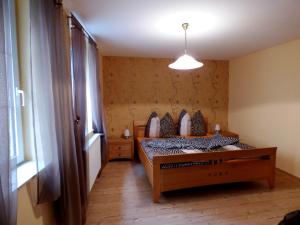 Giường trong phòng chung tại Relaxen im alten Winzerhaus