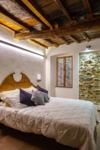 a bedroom with a large bed with purple pillows at Perla del Marinaio in Riomaggiore