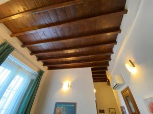 a wooden ceiling in a room with a window at Sweet Home Museo Thyssen in Málaga