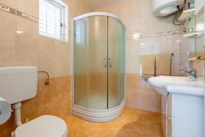 ein Badezimmer mit Dusche, Toilette und Waschbecken in der Unterkunft House Milenka in Banjol + 34 Fotos