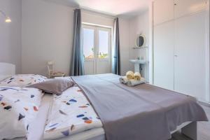 ein Schlafzimmer mit einem Bett, auf dem ein Teddybär liegt in der Unterkunft House Milenka in Banjol