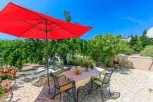Ein Garten an der Unterkunft House Milenka