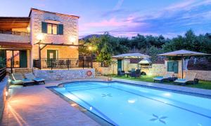 willa z basenem przed domem w obiekcie Villa Stelios Private Pool w mieście Georgioupolis