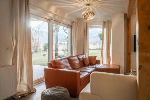 Posedenie v ubytovaní Chalet Happy Family, secluded location, 15 min to salzburg and just short to t lakes sound of music, BBQ&bikes&sunbeds for free, up to 14p
