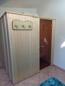 una puerta de madera en una habitación con una puerta de madera en Hotel Kursaal, en Passignano sul Trasimeno