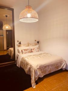 Ένα ή περισσότερα κρεβάτια σε δωμάτιο στο Apartamento com patio na rua principal da cidade