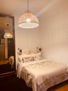 Ένα ή περισσότερα κρεβάτια σε δωμάτιο στο Apartamento com patio na rua principal da cidade