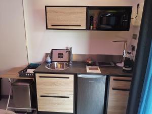 Kuchyň nebo kuchyňský kout v ubytování Hostal 170 Room 16 Service Appartement