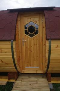 une cabane en bois avec une porte en bois dans l'établissement Le Tonneau Bourguignon, à Saint-Léger-sur-Dheune