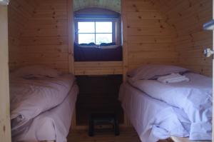 - 2 lits dans une cabane en rondins avec fenêtre dans l'établissement Le Tonneau Bourguignon, à Saint-Léger-sur-Dheune