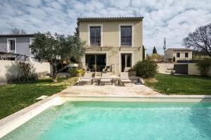 a house with a swimming pool in front of a house at La Maison de l'Yle - Villa avec piscine in L'Isle-sur-la-Sorgue