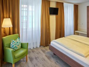 Postel nebo postele na pokoji v ubytování Stadthotel Schärding