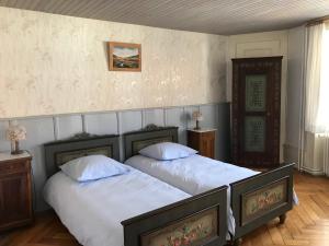 2 Betten nebeneinander in einem Zimmer in der Unterkunft Hôtel Von Bergen in La Sagne
