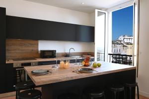 Kuhinja ili čajna kuhinja u objektu Sognu di Matteu - Bel appartement entièrement climatisé - vue mer, vieux port Bastia