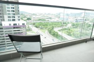 Landmark Residence 2 Service Apartment 5min to MRT 20min to KL的阳台或露台