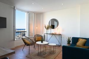 - un salon avec un canapé et une table dans l'établissement Sognu di Matteu - Bel appartement entièrement climatisé - vue mer, vieux port Bastia, à Bastia