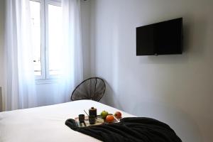 TV i/ili multimedijalni sistem u objektu Sognu di Matteu - Bel appartement entièrement climatisé - vue mer, vieux port Bastia