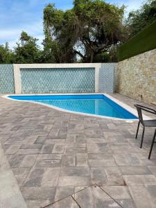 une piscine avec un banc et une clôture dans l'établissement Casa Bruna Luxury Lofts, à Tampico