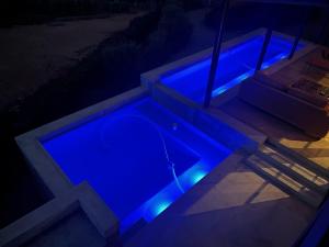 利比耶克卡斯提爾的住宿－Lekkerberg，游泳池里有一个蓝色的灯光