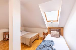 Ένα ή περισσότερα κρεβάτια σε δωμάτιο στο Templová - Old Town Large Apartment with Terrace