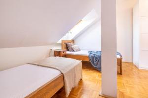 Ένα ή περισσότερα κρεβάτια σε δωμάτιο στο Templová - Old Town Large Apartment with Terrace