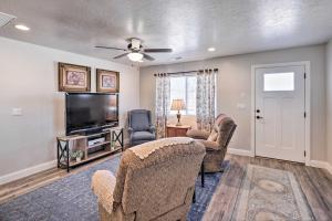 uma sala de estar com 2 cadeiras e uma televisão de ecrã plano em Central Kanab Apartment with Updated Interior! em Kanab