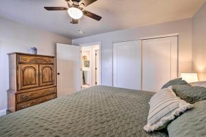 מיטה או מיטות בחדר ב-Central Kanab Apartment with Updated Interior!