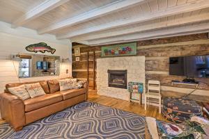 uma sala de estar com um sofá e uma lareira em Riverfront Idyllic Lansing Home with Porch! em Lansing