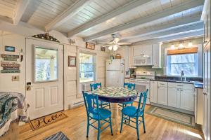uma cozinha com uma mesa e cadeiras e um frigorífico em Riverfront Idyllic Lansing Home with Porch! em Lansing
