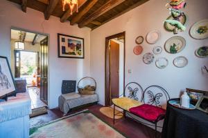 a living room with plates on the wall at A casinha in Vila Nova de Anços