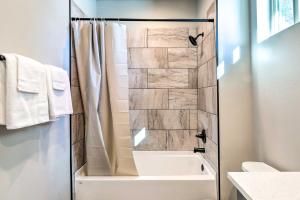 Et badeværelse på Flagstaff Getaway with Yard 4 Mi to Downtown! + 20 billeder