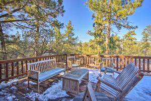 Gallery image of Cozy Big Bear Cabin with Deck, Grill and Mtn View in Big Bear City