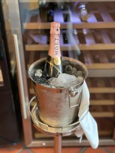 una bottiglia di champagne in un secchio di ghiaccio di Parkhotel Flora a Bad Grund