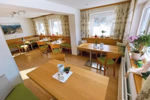 Restauracja lub miejsce do jedzenia w obiekcie B&B Landhaus Vierthaler