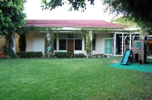 een huis met een speeltuin in de tuin bij Real de Minas San Luis Potosi in San Luis Potosí