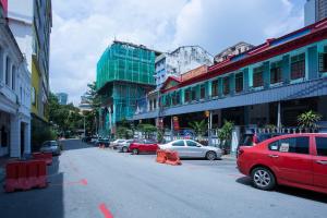 eine Straße mit am Straßenrand geparkt in der Unterkunft SPOT ON 90137 Casavilla Hotel Pudu in Kuala Lumpur
