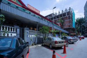 ein Parkplatz mit Autos vor einem Gebäude in der Unterkunft SPOT ON 90137 Casavilla Hotel Pudu in Kuala Lumpur